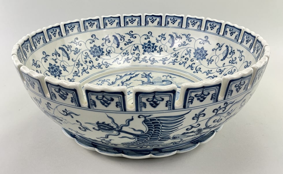 Link-a-sink Chinese-Style Porcelain Basin Sink.: 16.5" Diameter . Blue and white Swatow-ware style decoration with phoenix and dragon motif. Condition: Crack measuring about 10.5 inches long on the bottom, one tooth on upper rim repaired.**LOCAL PIC