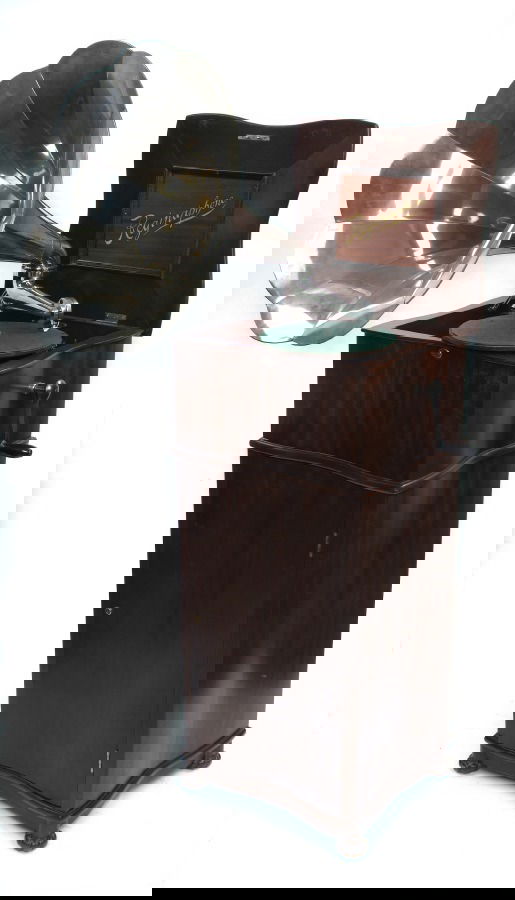 REGINAPHONE 12-INCH MUSICAL BOX AND PHONOGRAP: REGINAPHONE 12-INCH MUSICAL BOX AND PHONOGRAPH. No. 1410046, with double comb short bedplate movement, aluminum tone arm, 10-inch turntable and 21-inch nickeled horn, in serpentine mahogany case with