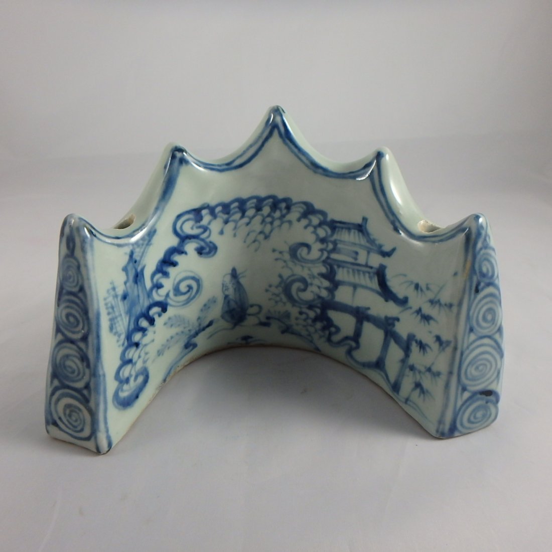 Chinese Ming Dynasty Porcelain Boulder: Chinese Ming Dynasty Porcelain Boulder H 11cm, L 17cm 明代青花瓷笔架