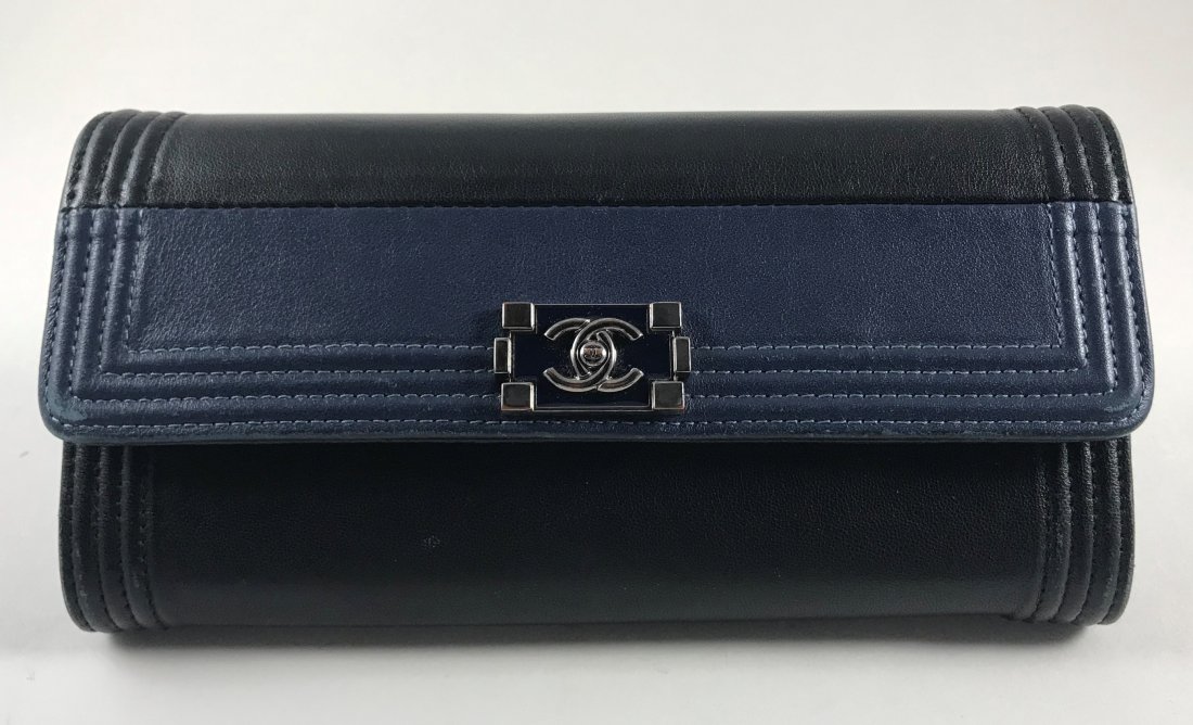 CHANEL PURES: LUXURY BAGS ARE ALL PRE-OWNED WITH NO RESERVE. VERY GOOD CONDITION.