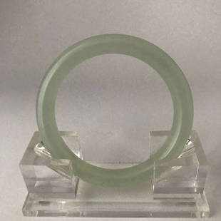 White Jade Bangle: Plain, no carving. D 5.7cm