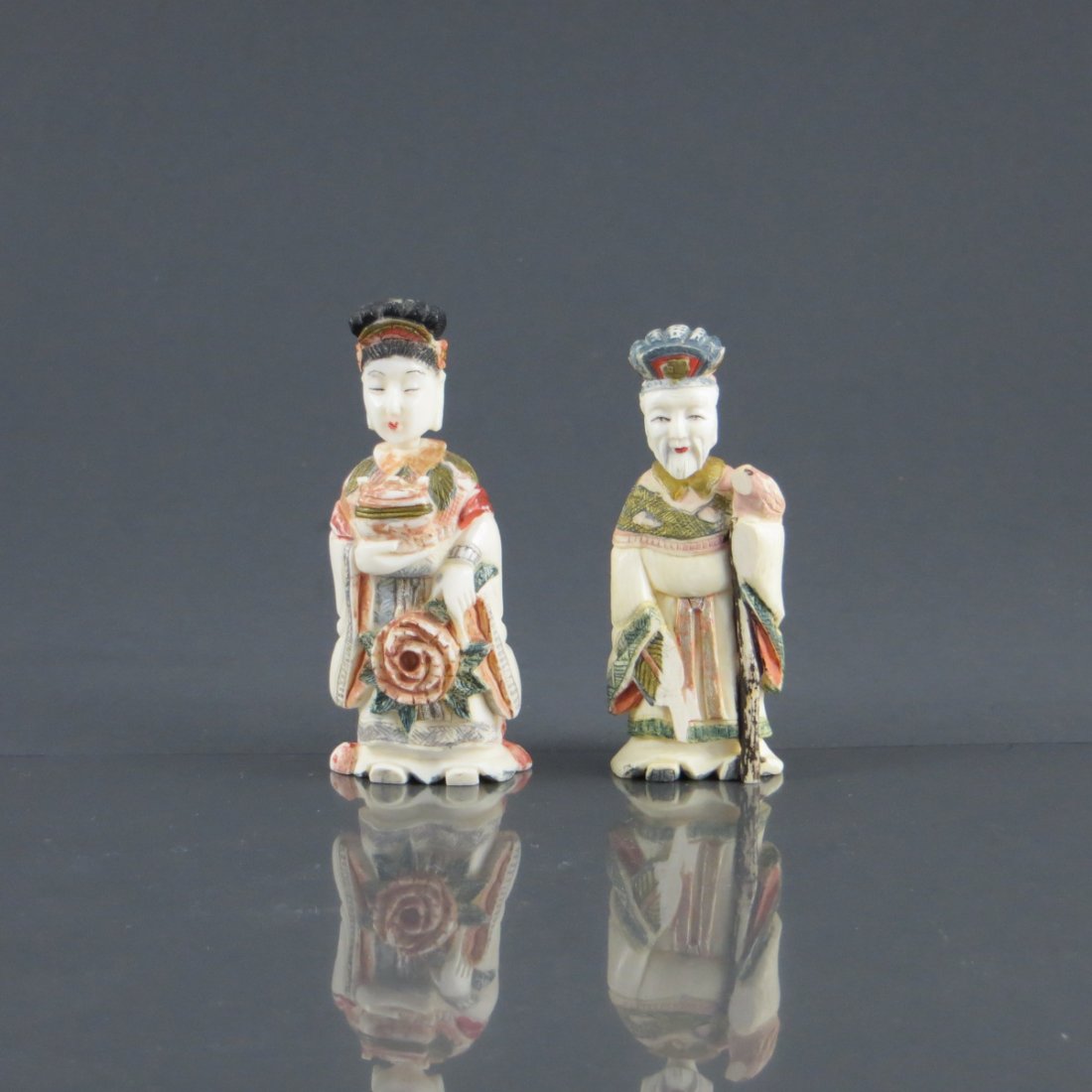 Pair of Chinese Qing Dynasty Ivory Snuff Bottles: Pair of Chinese Qing Dynasty Ivory Snuff Bottles, a king and a queen. Height: 7.5cm/7.8cm, Weight: 30.0g/33.2g Provenance: from Mr. Paul Stern collection, Toronto. Acquired from J. M. HU. MPORTANT NOT