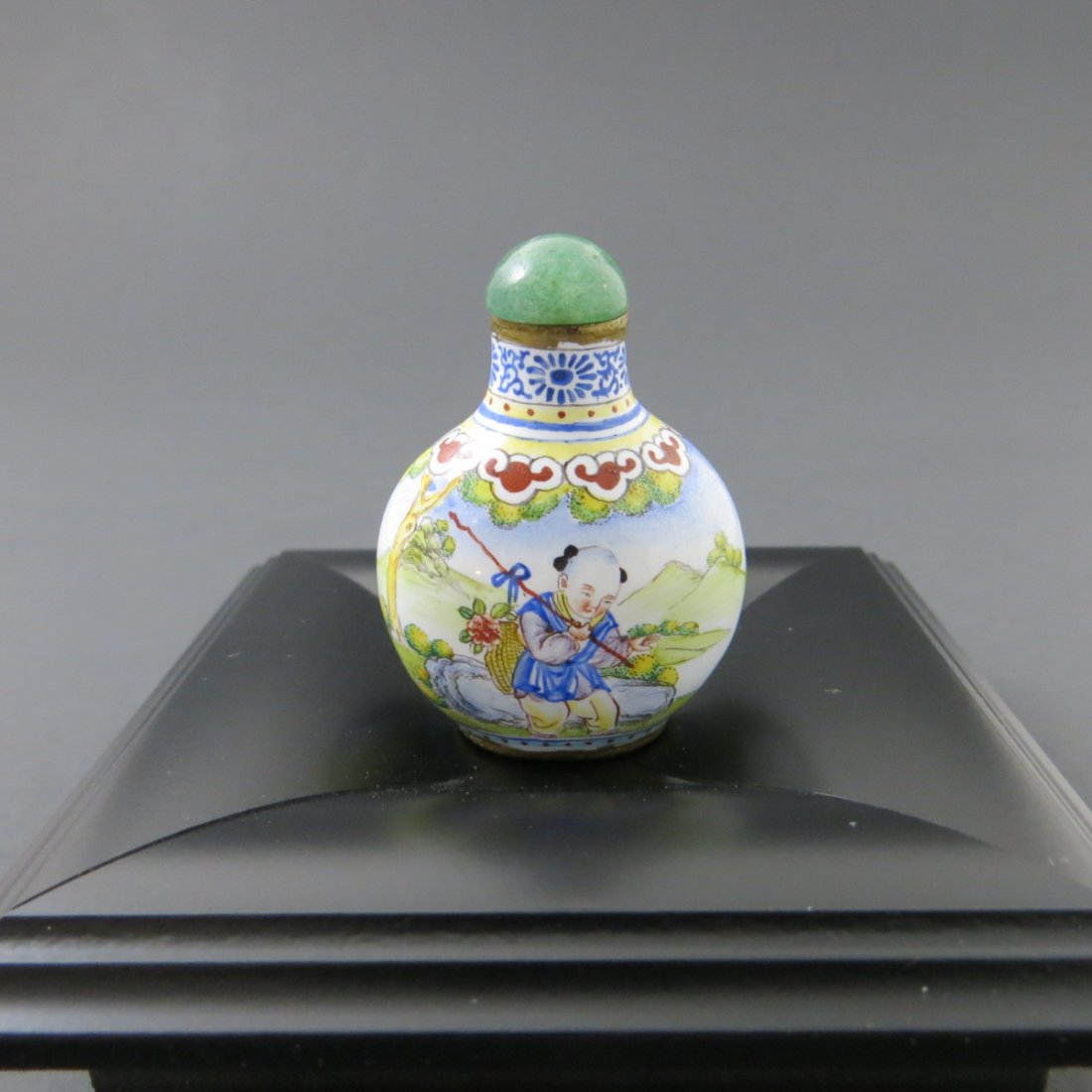 Chinese Qing Dynasty Enamel/Cloisonne Snuff Bottle: Chinese Qing Dynasty Enamel/Cloisonne Snuff Bottle Provenance: from Mr. Paul Stern collection, Toronto. Acquired from J. M. HU 乾隆年制画珐琅鼻烟&