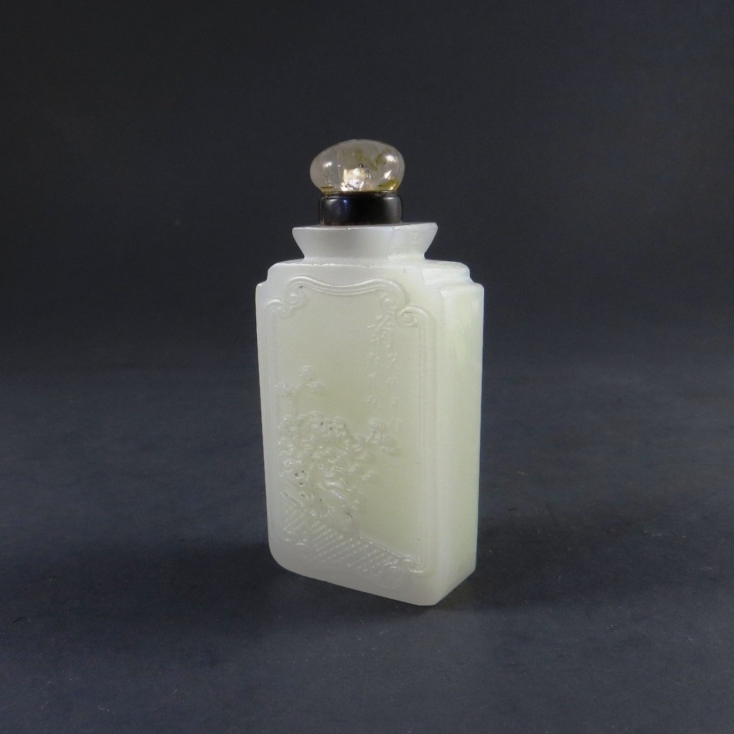 Chinese Qing Dynasty Hetian Jade Snuffbottle (1 of 2)
