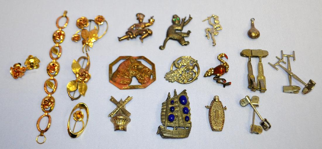 18 Costume Jewelry Collectibles: 18 Costume Jewelry Collectibles: 1.) There are 3 sets of cuff clips and they include a Wizard, Washburn and The Derby. (The Washburn pair is missing an insert.); 2.) Unmarked bracelet and earrings wit