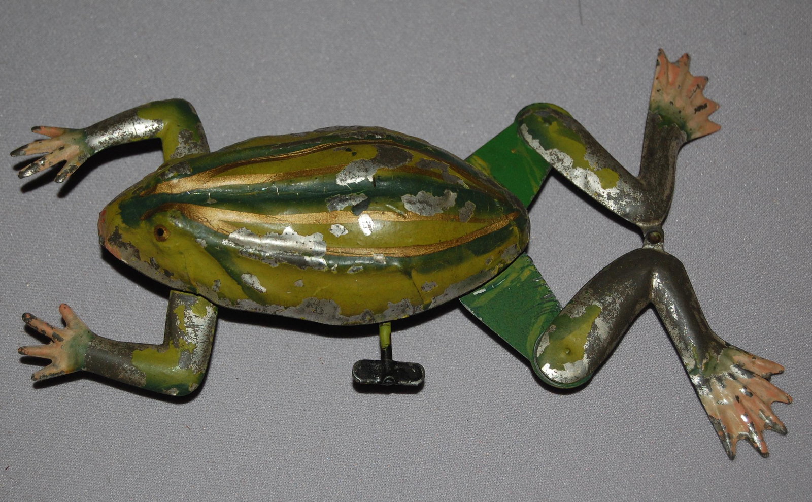 Antique Tin Body Victorian Machanical Wind Up Movement: Antique Tin Body Victorian Machanical Wind Up Movement Animated Frog. 7" 3 wheel movement Works great,