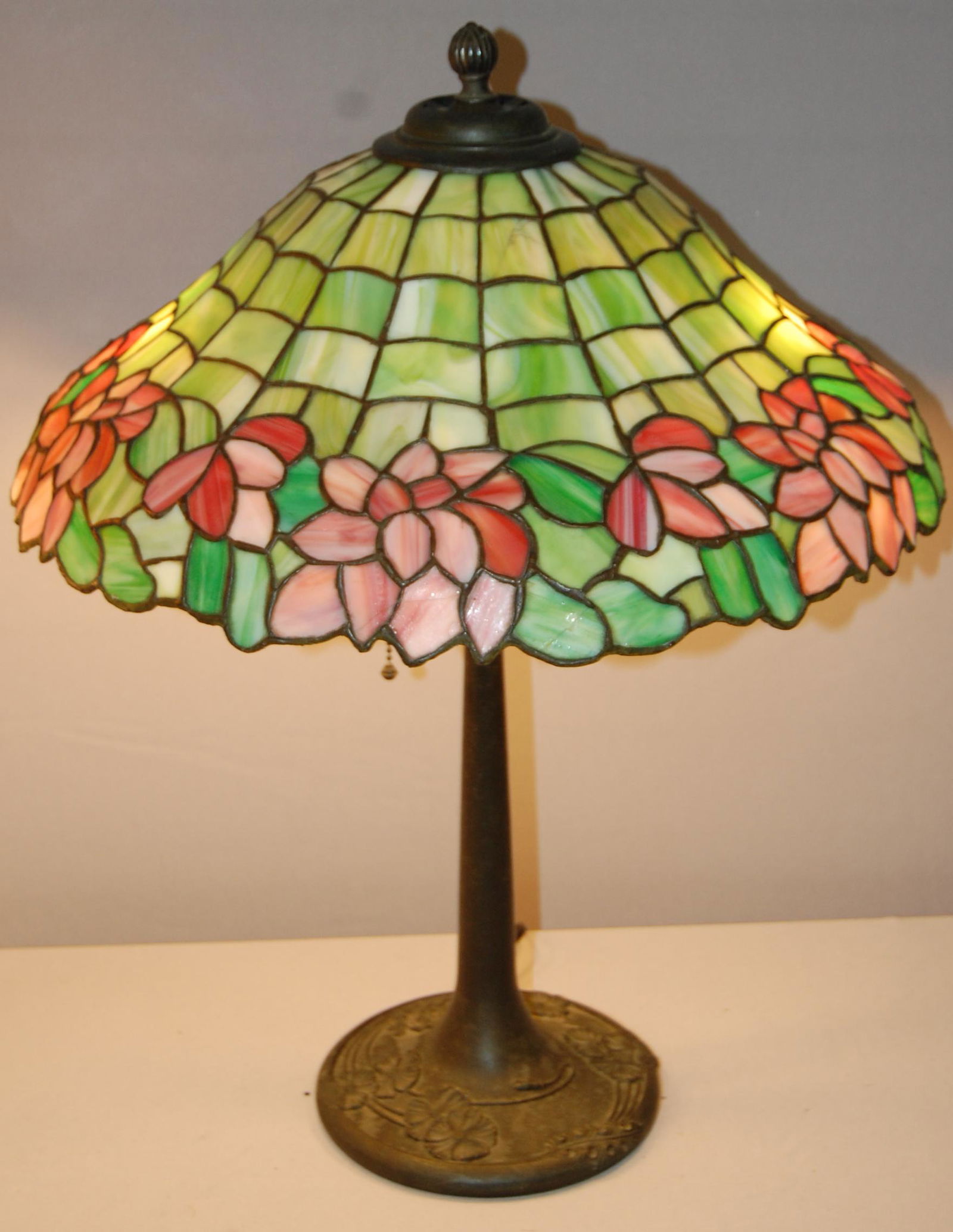 Beautiful unsigned Leaded Glass Table Lamp (1 of 7)