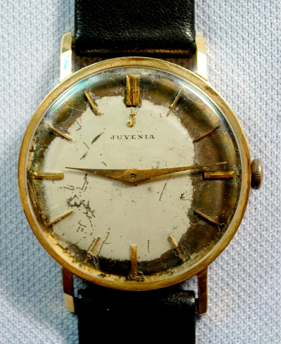 18K YG Juvenia Mens 17J Wrist Watch: 18K YG Juvenia Mens 17J Wrist Watch: case no.421186, round dial with gold features - looks bad, leather band, running.