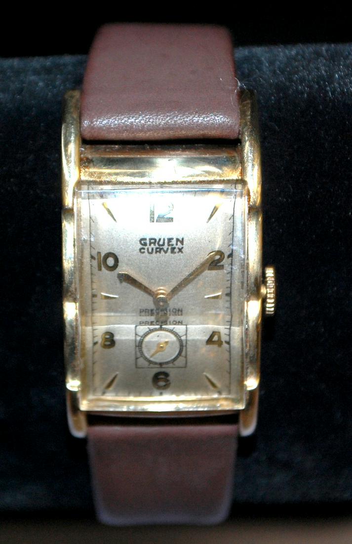 Gruen Curvex 17J Men's Wrist Watch Circa 1949: Gruen Curvex 17J Men's Wrist Watch 10K FG case, Circa 1949, model 370, case is has minor scuffs/scratches, 2 section beveled crystal