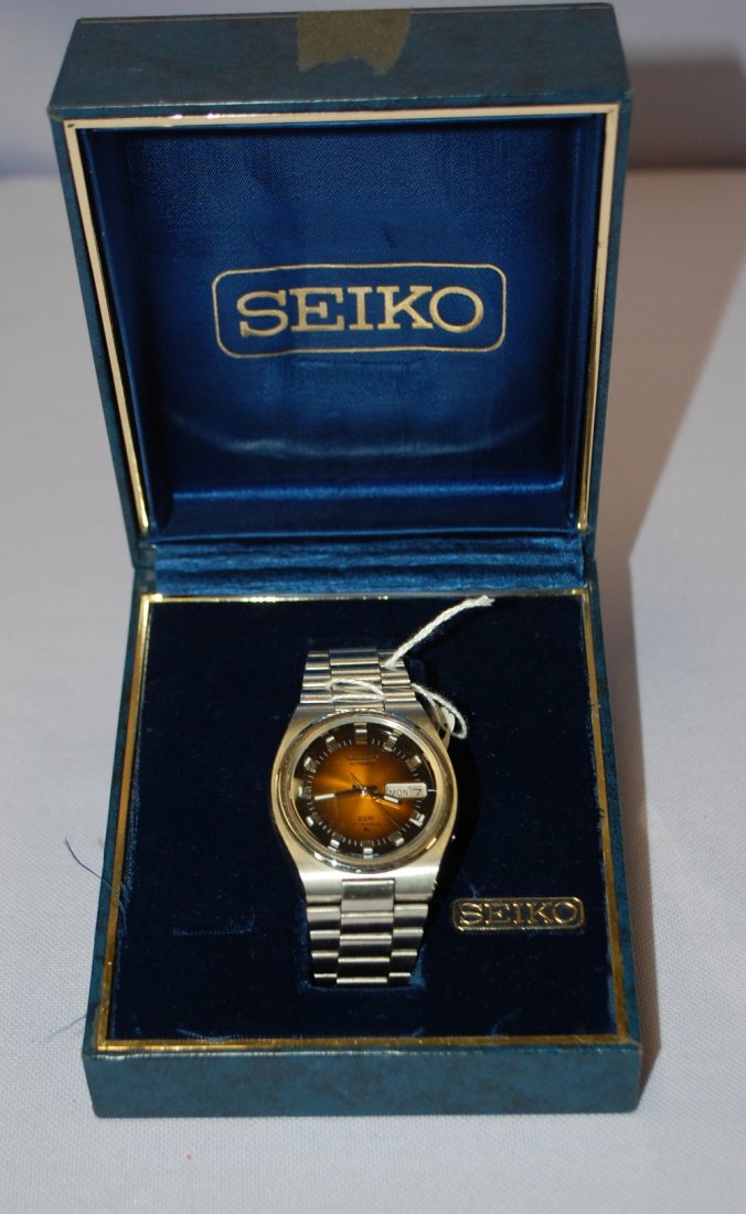 Seiko Automatic 17J DX Wrist Watch w/ Box: Seiko Automatic 17J DX Wrist Watch w/ Box: Automatic movement in stainless steel case in good condition, two color fade day/date dial in good condition, running.