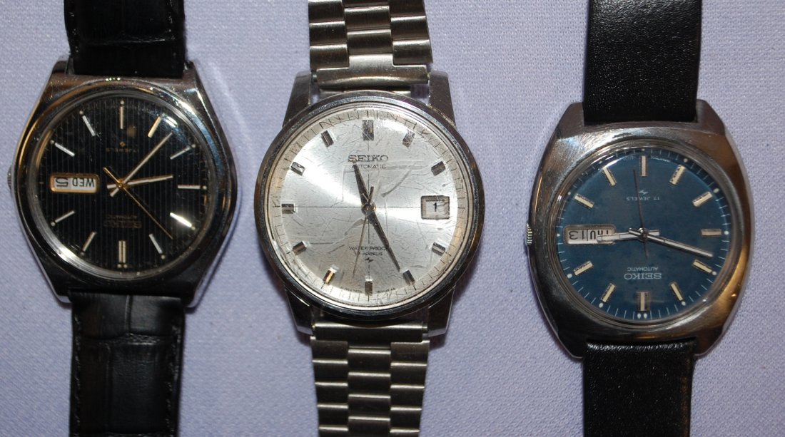 3 Seiko Automatic Wrist Watches: 3 Seiko Automatic Wrist Watches: 3 have 17J movements, 1 silver, 1 blue, 1 black dial in good condition, case have some wear, silver dial runs, other 2 are not running.