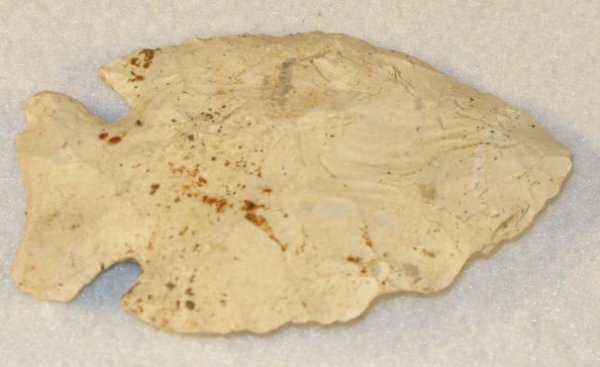 Native American: White Projectile Point: Native American: the blade is 2 1/4" wide with flat top and narrow notches. There are black and rust colored specks. 3 1/8" L All items sell As Is, Where Is, no guarantees of any kind. We accept Maste