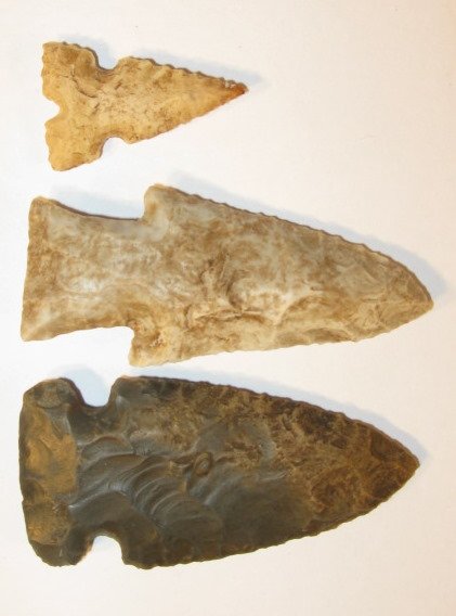 Native American: 3 Projectile Points: Native American: 3 Projectile Points: 1 - Black flint with side notches, 2 9/16" L; 2 - Cahokia - buff colored - Mississippian, 1 1/4" L; 3 - Stemmed with shallow corner notches, grey color; 2 1/2" L.