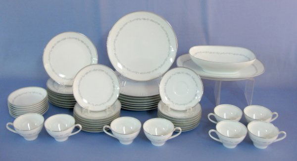 50pcs Noritake Brooklane Dinnerware: 50pcs Noritake Brooklane Dinnerware: 8- 10 1/2" plates; 8- 8 1/4" plates; 8- 6 1/4" plates; 8- 5 1/2" sauce bowls; 8- 6" cup saucers; 8 cups (1 chipped); 1 open vegetable bowl, 10" x 7"; 1 platter, 13