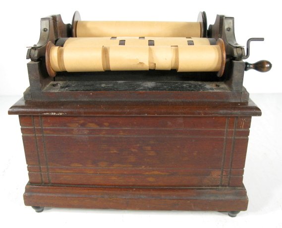 14 Key Reed Pipe Clariona Organette: Reed Pipe Clariona Organette: uses 14 key 8" wide roll; walnut case. (Top cover is missing; as is.) 10 1/2" x 12" x 10" All items sell As Is, Where Is, no guarantees of any kind. We accept Mastercard 