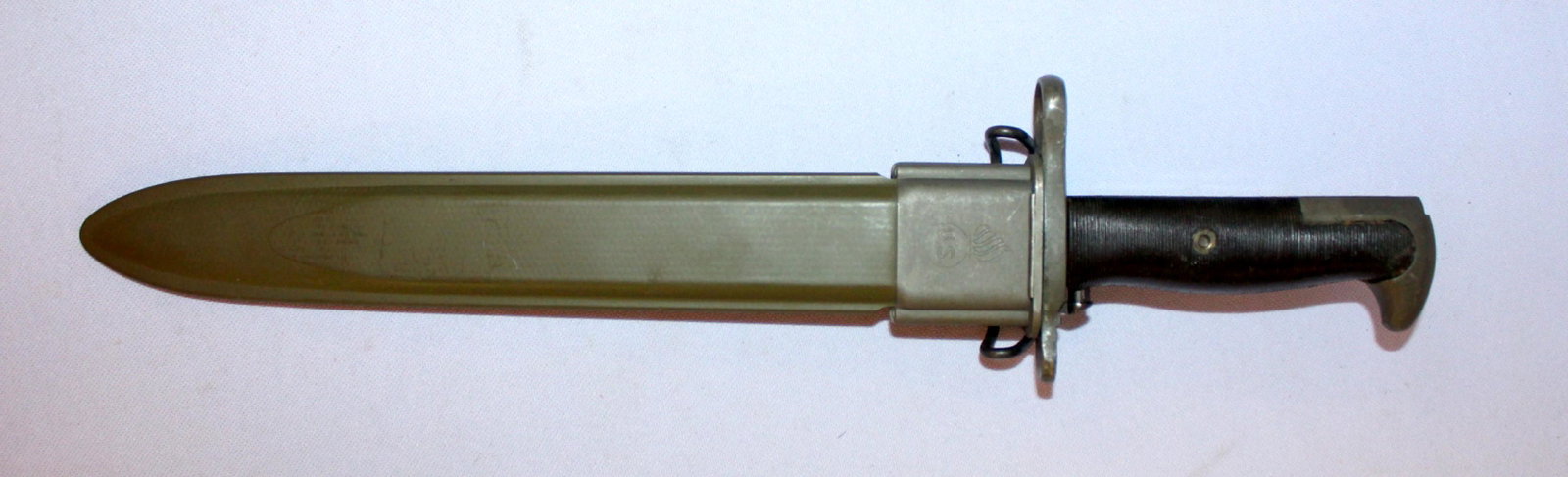 US Military Bayonet & Scabbard: US Military Bayonet & Scabbard: the markes are PAL & US with bomb emblem, it is 14 1/2"L with composite scabbard, blade is well preserved with grease.