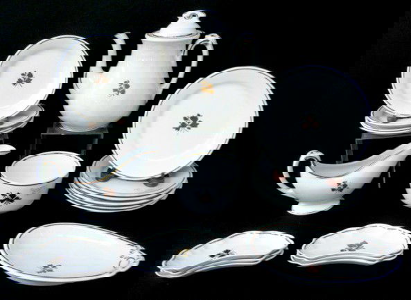 20pcs Tea Leaf Ironstone China by Meakin: 20pcs Tea Leaf Ironstone China: made by Alfred Meakin. Included is a pickle dish, 9 1/8" x 5 1/2" (has some light staining); waste bowl, 3 5/8" x 5 3/16"; 6 bone dishes, 6 3/4"; gravy boat with elonga