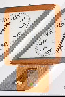 Oak Seth Thomas Army Wall Clock: Oak Seth Thomas Army Wall Clock: 8 day time only spring wound movement and original 11" dial. (The dial is missing some paint.) 20 3/4", not hung or tested at this time All items sell As Is, Where Is,