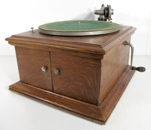 Victor VV-VI Talking Machine in Oak: Victor VV-VI Talking Machine in Oak: serial no.99371E; this model has built-in speakers and a crank on the side. (It winds ok, but the table does not turn. The green felt is moth chewed and worn.) 8 1