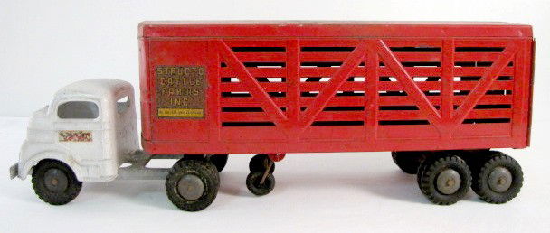 Structo Toy Cast Metal & Tin Cattle Farms Truck: Structo Toy Cast Metal & Tin Cattle Farms Truck: cab marked Structo Toys C3044; trailer marked Structo Cattle Farms Inc. (Shows wear, tear and corrosion.) 21" All items sell As Is, Where Is, no guaran