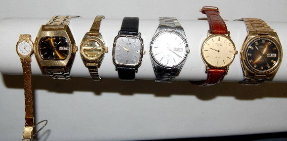 7 Seiko Wrist Watches, 5 Mens, 2 Ladies: 7 Seiko Wrist Watches, 5 Mens, 2 Ladies: 1.) No. 9N5601 - Japan U. silver dial, black and silver features, day of week and month wheels at the 3; battery operated, not opened or tested. (Crystal scrat