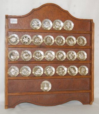 26 Sterling Floral Alphabet Plates, Franklin Mint: 26 Sterling Floral Alphabet Plates, Franklin Mint: with a hanging wood display rack; the miniature plates are each 1 1/2" W and weigh 10.9 Grams or 9.14 Troy Ounces. In as is as found used condition.
