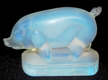 Sabino Art Glass "Pig" Statue: Sabino Art Glass "Pig" Statue: incised Sabino, France. No condition problems. 1 7/8" x 3".