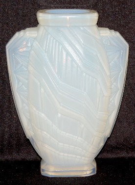 Sabino Art Glass "Vallon" Vase, 1928: Sabino Art Glass "Vallon" Vase, 1928: with incised Sabino, Paris. No condition problems. 11".