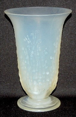 Sabino Art Glass "Lotus" Vase: Sabino Art Glass "Lotus" Vase: incised Sabino, Paris. No condition problems. 8" x 5 1/2".