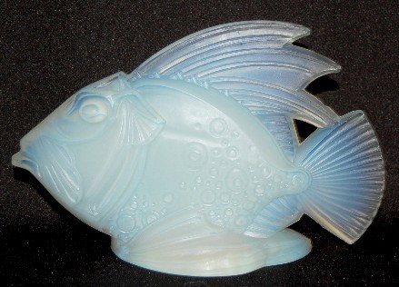 Sabino Art Glass "Yarmor" Fish Statue: Sabino Art Glass "Yarmor" Fish Statue: incised Sabino, Paris. No condition problems. 4 1/2" x 7".
