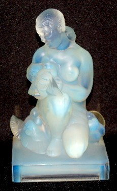 Sabino Art Glass "Lady & Dove" Statue: Sabino Art Glass "Lady & Dove" Statue: incised Sabino, Paris on back of base. No condition problems. 6 1/4".