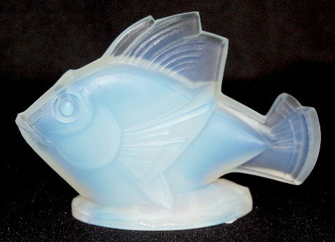 Sabino Art Glass "Chabot" Fish Figurine: Sabino Art Glass "Chabot" Fish Figurine: with incised Sabino, France. No condition problems. 3 3/8" x 4 7/8".