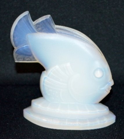 Sabino Art Glass "Saint Georges" Fish: Sabino Art Glass "Saint Georges" Fish: Marked Sabino, France. No condition problems. 4 1/2" x 4".