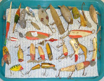 30 Pieces of Vintage Fishing Tackle: 30 Pieces of Vintage Fishing Tackle: This group includes wooden lures - Creek Chub, Winged Bee, Pop Ike and Lazy Ikes; plastic lures - Hula Popper +; Jitterbugs and others; metal spoons in assorted st