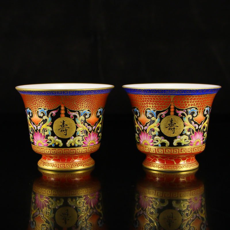 Chinese Qing Dy Gilt Gold Famille Rose Porcelain Cups: 中國清代 鎏金粉彩 福壽康寧瓷器 杯子 A Piar Chinese Qing Dynasty Gilt Gold Famille Rose Porcelain Cups Di
