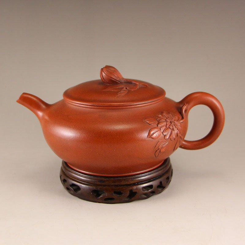 Chinese Yixing Zisha Clay Teapot w Artist Signed: Chinese Yixing Zisha Clay Teapot w Artist Signed Dimension: 170 x 115 x 80(mm)6.69 x 4.53 x 3.15(inches) Weight 0.59 lbs/268 g The total weight does not include the base. The base is not included afte