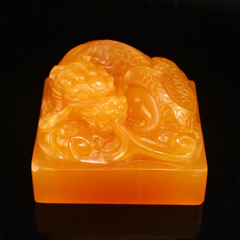 Indonesia Jin Tian Huang Lucky Dragon Seal: 印度尼西亞 田黃石 神龍吐瑞印章 Indonesia Jin Tian Huang Fortune Dragon Seal Dimension: 73x80x60(mm)2.87x3.15x2.36(in