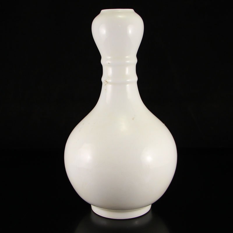 Chinese Ming Dynasty Tian Bai Glaze Porcelain Vase: Chinese Ming Dynasty Tian Bai Glaze Porcelain Vase Dimension: 230x124x124(mm)9.06x4.88x4.88(inches) Weight: 0.62 lbs/282 g