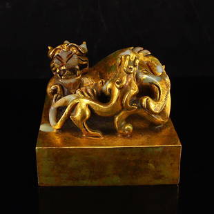 Vintage Chinese Gilt Gold Hetian Jade Pixiu Seal: 中國 鎏金和田玉 精雕母子獸玉璽 Vintage Chinese Gilt Gold Hetian Jade Pixiu Seal Dimension: 130 x 120 x 115(mm) 5.12