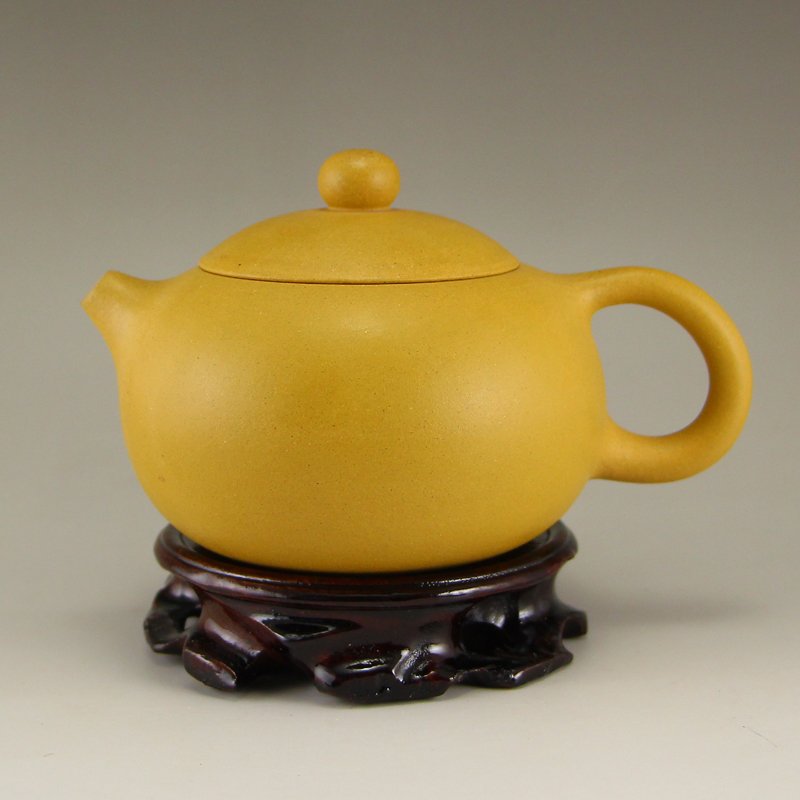 Chinese Yixing Zisha Yellow Clay Teapot w Artist Signed: 中國宜興 黃泥紫砂 茶壺 Chinese Yixing Zisha Yellow Clay Teapot w Artist Signed Dimension: 145x105x90(mm)5.71x4.13x3.54(inches) Weight 0.47 l