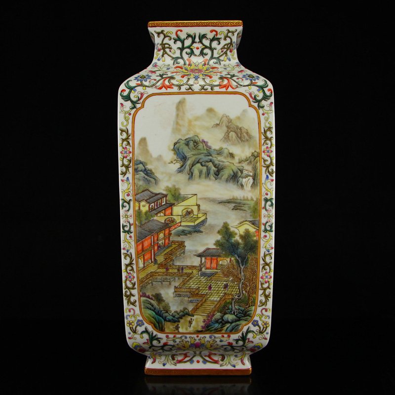 Chinese Gilt Edges Famille Rose Porcelain Square Vase: 中國清代 精美鎏金粉彩 江山如畫詩文 瓷器方瓶 Chinese Qing Dynasty Gilt Edges Fami