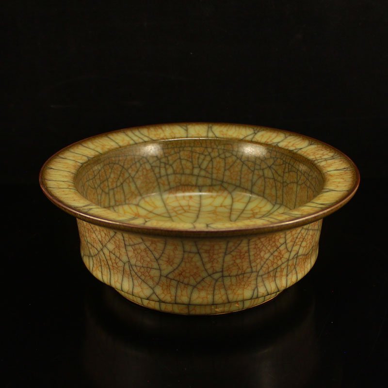 Chinese Song Dynasty Ge Kiln Porcelain Brush Washer: Chinese Song Dynasty Ge Kiln Porcelain Brush Washer Dimension: 168x168x65(mm) 6.61x6.61x2.56(inches) Weight: 1.33 lbs/602 g