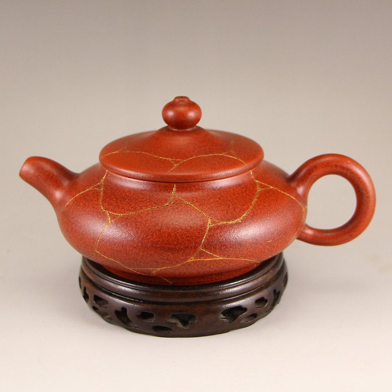 Chinese Yixing Zisha Clay Teapot w Artist Signed: Chinese Yixing Zisha Clay Teapot w Artist Signed Dimension: 160x110x75(mm)6.30x4.33x2.95(inches) Weight 0.47 lbs/212 g The total weight does not include the base. The base is not included after you ha