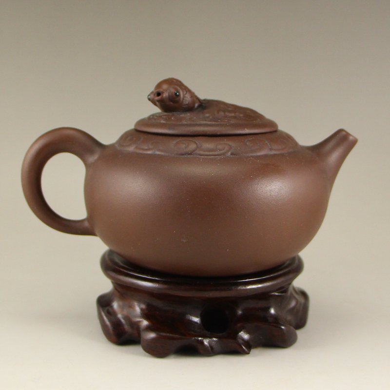 Chinese Yixing Zisha Clay Teapot w Artist Signed: Chinese Yixing Zisha Clay Teapot w Artist Signed Dimension: 135x100x75(mm)5.31x3.94x2.95(inches) Weight 0.44 lbs/201 g The total weight does not include the base. The base is not included after you ha