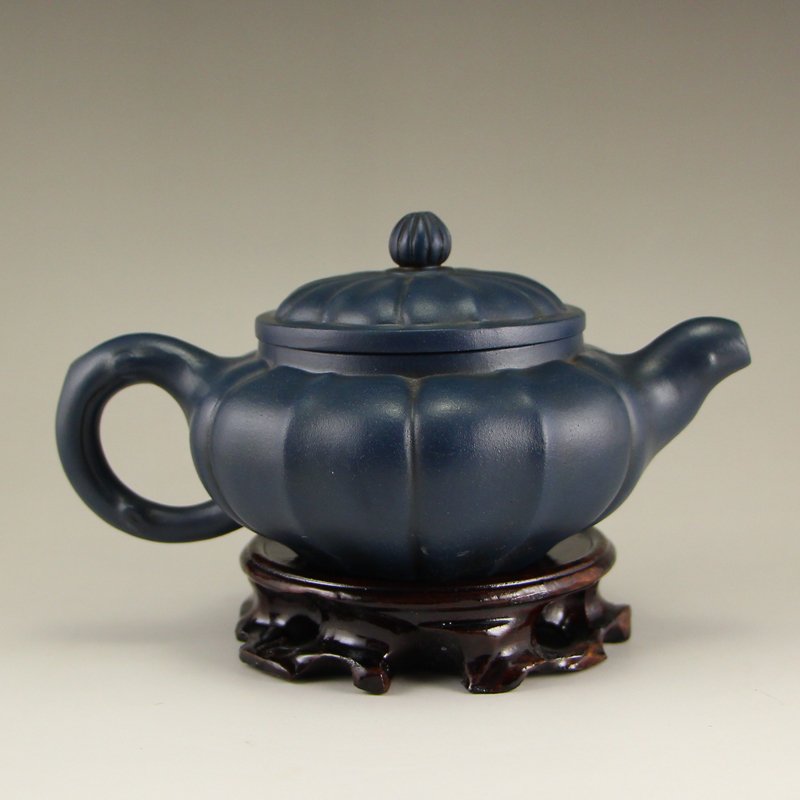 Chinese Yixing Zisha Clay Teapot W Artist Signed: 中國宜興 紫砂 寶石藍 茶壺 Chinese Yixing Zisha Clay Teapot W Artist Signed Dimension: 170x117x80(mm)0.19x4.61x3.15(inches) Weight 0.56