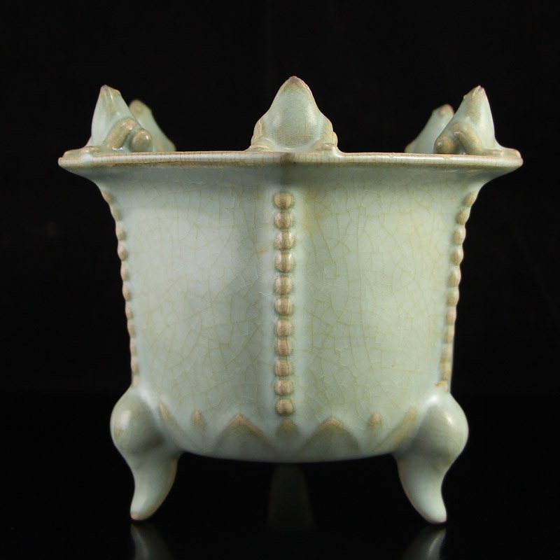Chinese Song Dy Ru Kiln Porcelain 3 Legs Incense Burner: 中國宋代 天青釉 汝窯瓷器 金蟾望月 三足香爐 Chinese Song Dynasty Ru Kiln Porcelain 3 Le