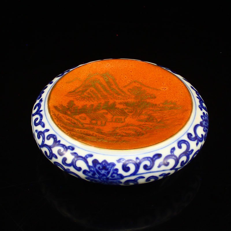 Chinese Gilt Gold Blue And White Porcelain Inkstone: 中國清代 鎏金青花瓷器硯臺 Chinese Qing Dynasty Gilt Gold Blue And White Porcelain Inkstone Dimension: 84x84x26(mm)3.31x3.31x1.02