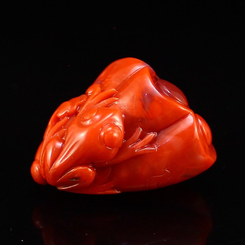 Chinese Nanhong Agate Pendant - Frog & Lotus Root: Chinese Nanhong Agate Pendant - Frog & Lotus Root w Certificate Dimension: 35x32x27(mm)1.38x1.26x1.06(inches) Weight 0.07 lbs/32 g