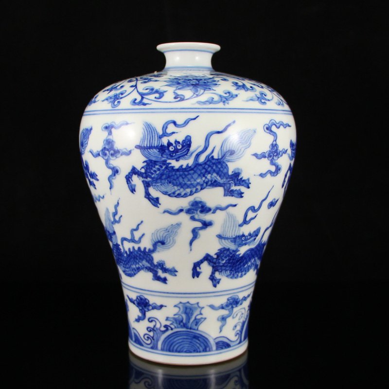 Chinese Ming Dynasty Blue And White Porcelain Vase: Chinese Ming Dynasty Blue And White Porcelain Vase w Cheng Hua Mark Dimension: 133x135x190(mm) 5.24x5.31x7.48(inches) Weight:1.05 lbs/475 g