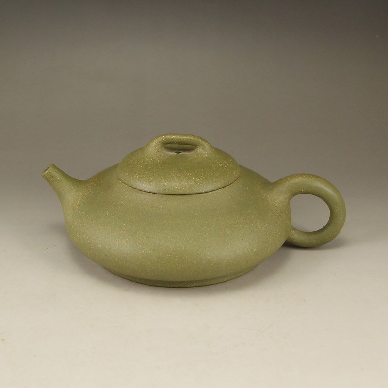 Chinese Yixing Zisha Clay Teapot W Artist Signed: Chinese Yixing Zisha Clay Teapot W Artist Signed Dimension:160x110x65(mm)6.30x4.33x2.56(inches) Weight:0.53 lbs/239 g